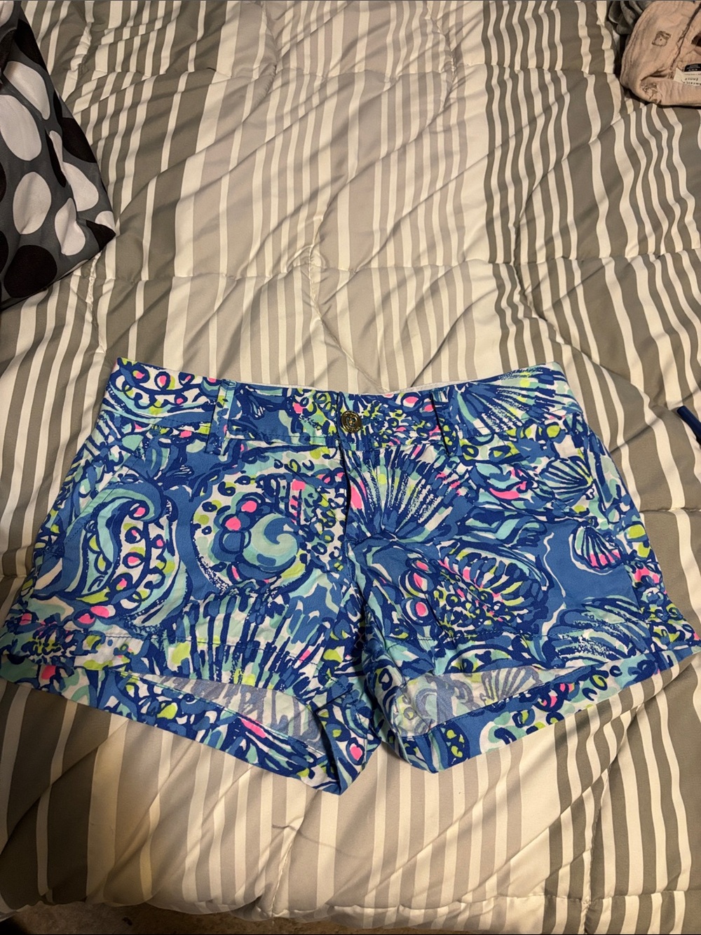 Lilly Pulitzer Blue Tropical Walsh shorts size 4
